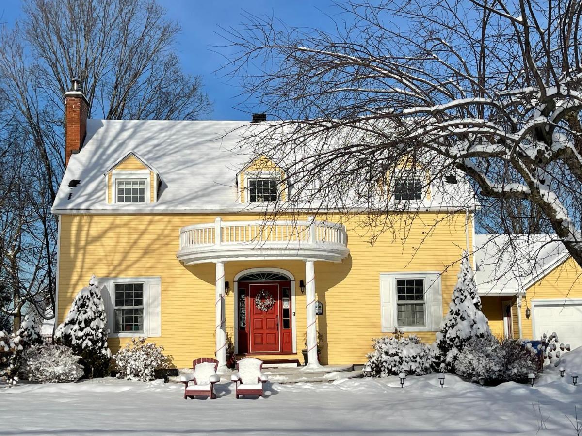 Manoir Alegria Panzió Cowansville Kültér fotó